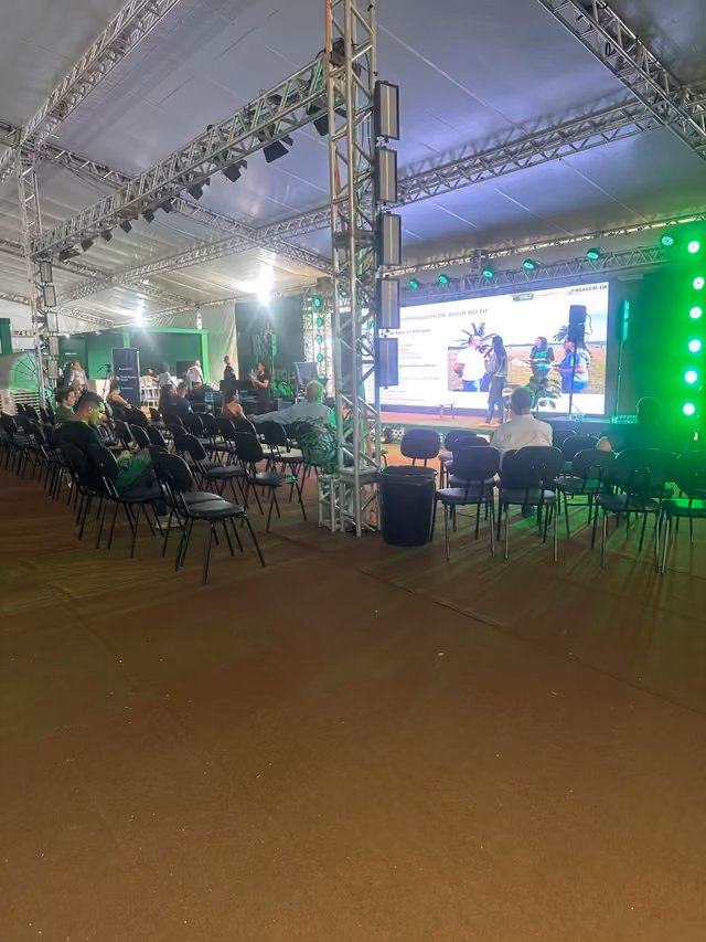Plateia acompanha palestra no palco do Agrotech Brasília