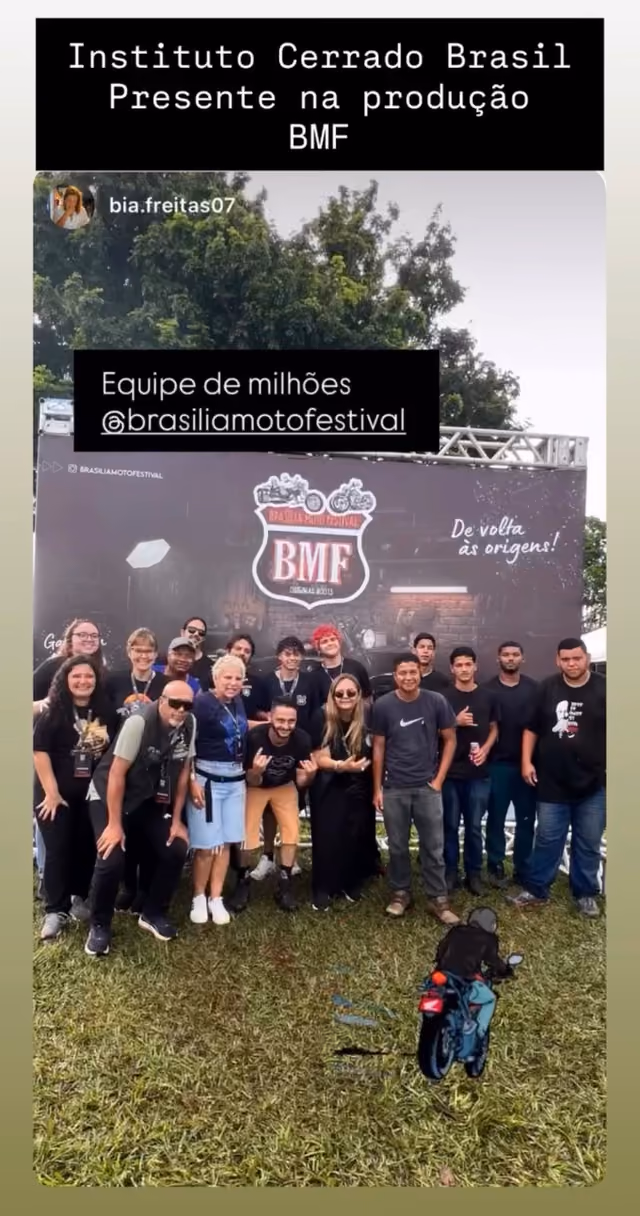 Equipe do Brasília Moto Festival reunida diante do painel do evento