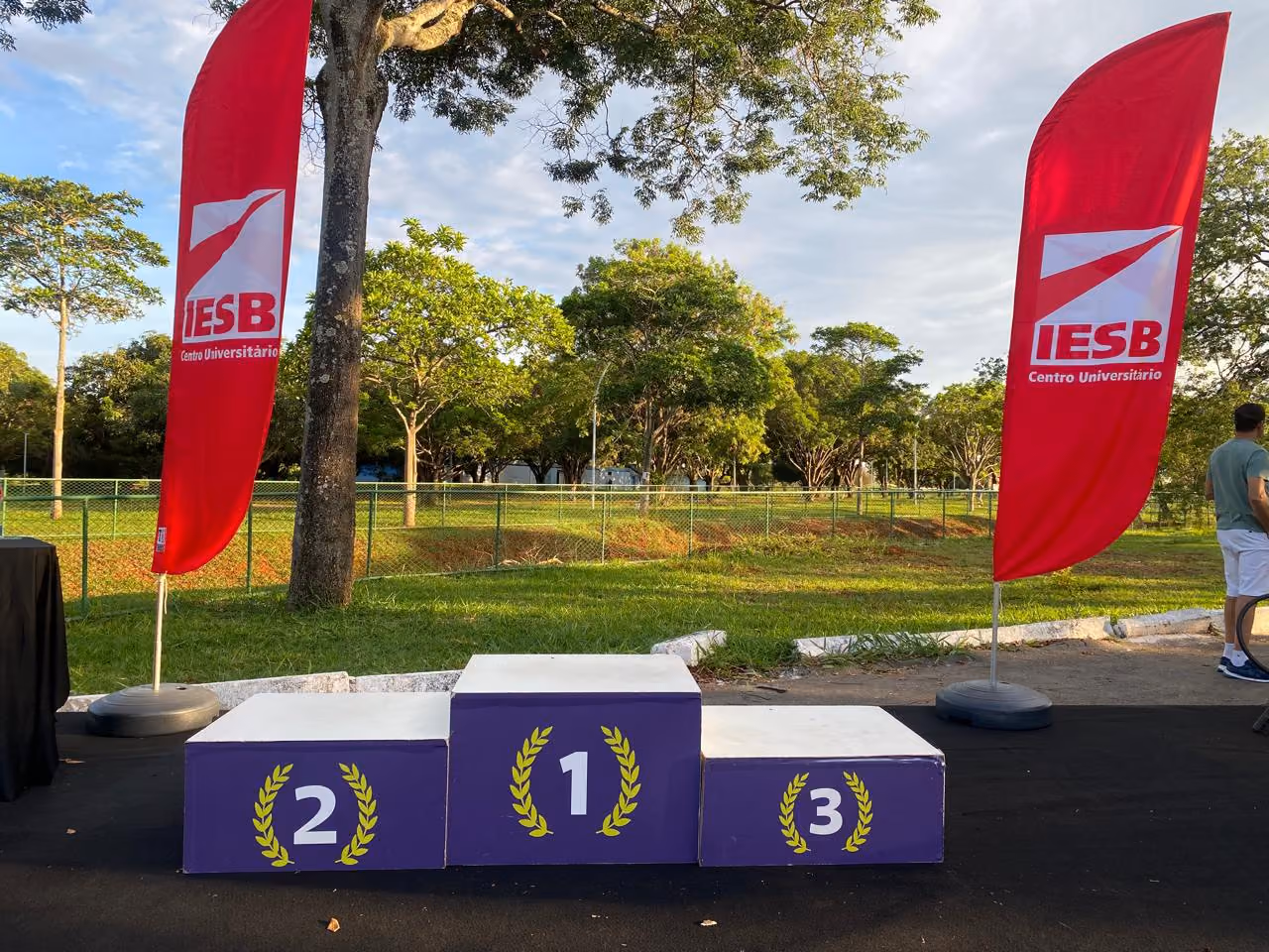 Pódio montado no gramado antes da premiação