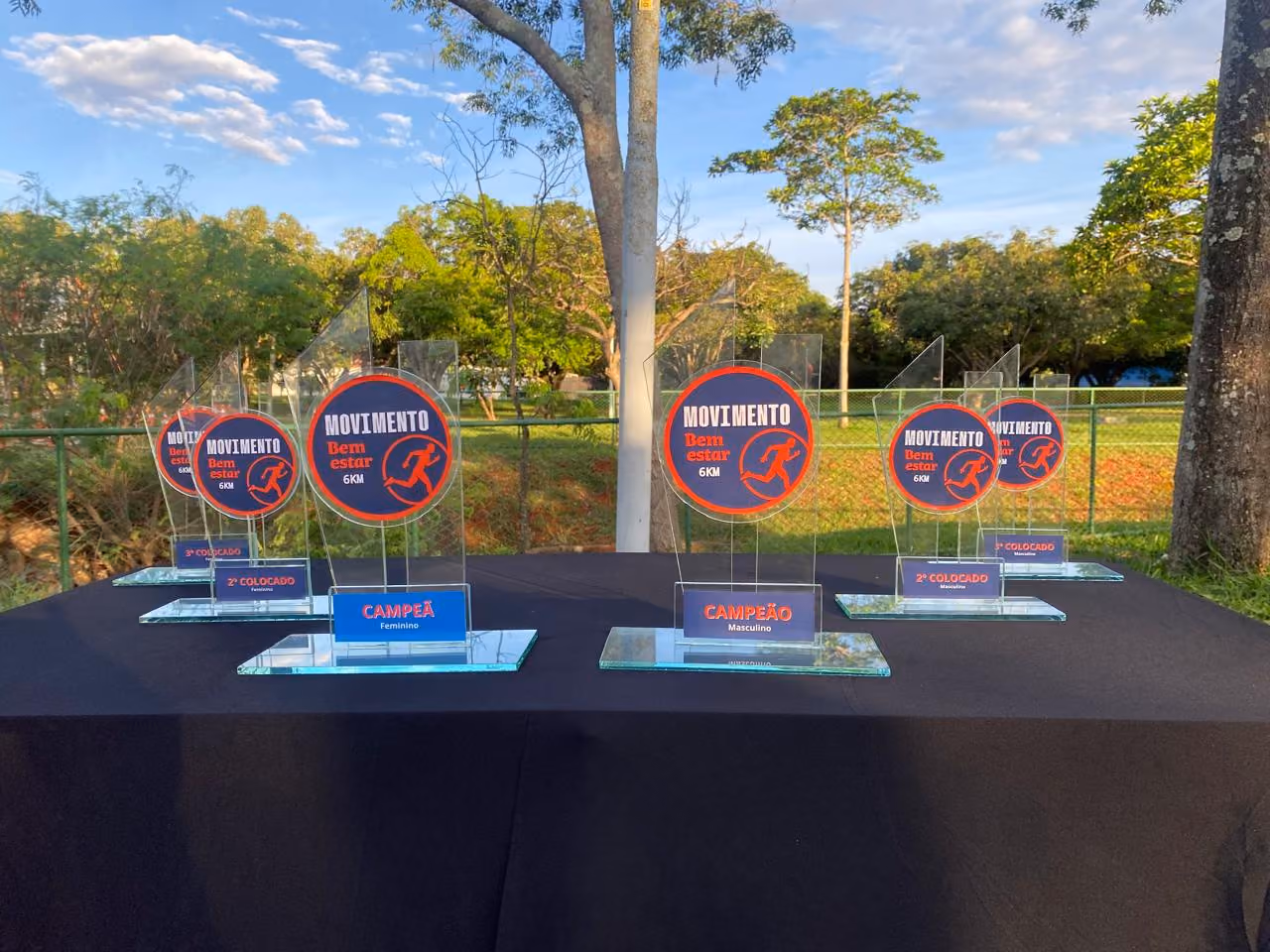 Troféus da corrida sobre a mesa de premiação