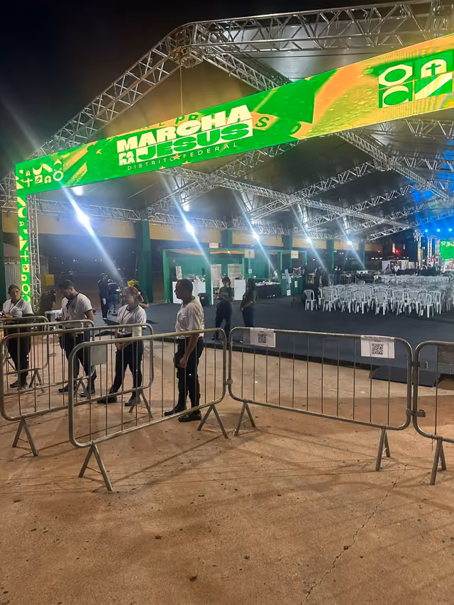 Palco da Marcha para Jesus iluminado à noite